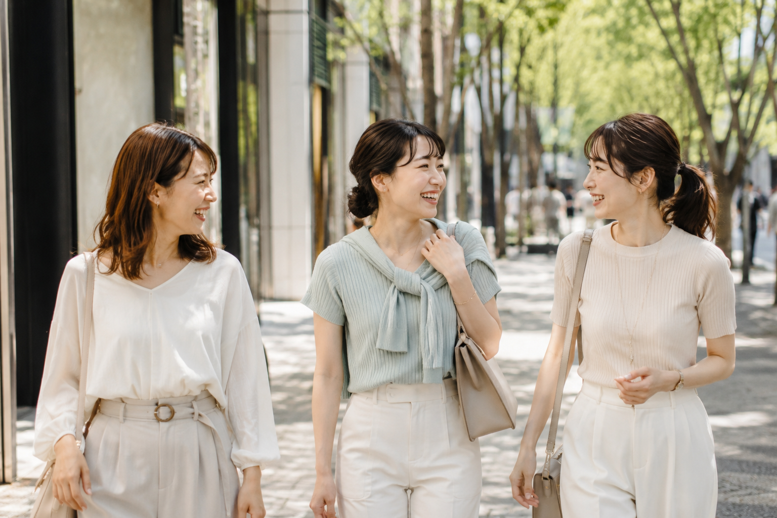 休日に楽しそうにお出かけする女性たち
